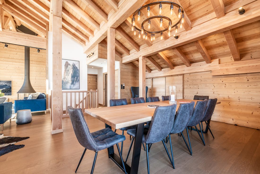 Spacieuse salle à manger design ouverte appartement de luxe ski Tamboti Alpe d'Huez