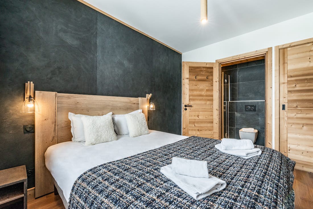 Chambre double cosy salle de bain appartement Juglans Alpe d'Huez