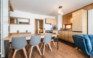 Majorque alojamiento - Apartamento Sorbus - Contemporary dining room and kitchen in luxury ski in ski out apartment Sorbus Alpe d'Huez Majorque alojamiento - Apartamento Sorbus - Contemporary dining room kitchen luxury ski in ski out apartment Sorbus Alpe d'Huez