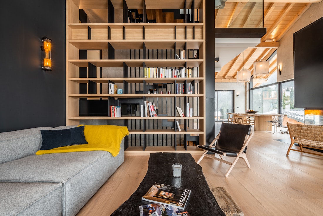 Living room Charlotte Perriand floor-to-ceiling library luxury ski chalet chalet Nelcôte Morzine