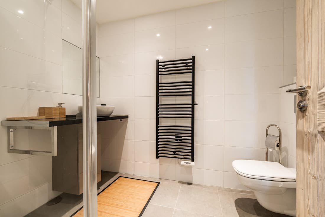 Courchevel accommodation - Apartment Padouk - Modern bathroom with amenities family apartment Padouk Courchevel Moriond