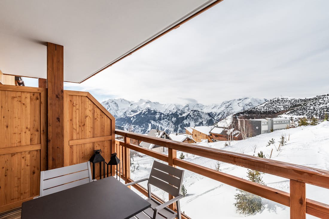 Alpe d’Huez accommodation - Apartment Thuja - Spacious terrace with a view over the mountains in luxury ski in ski out apartment Thuja in Alpe d'Huez