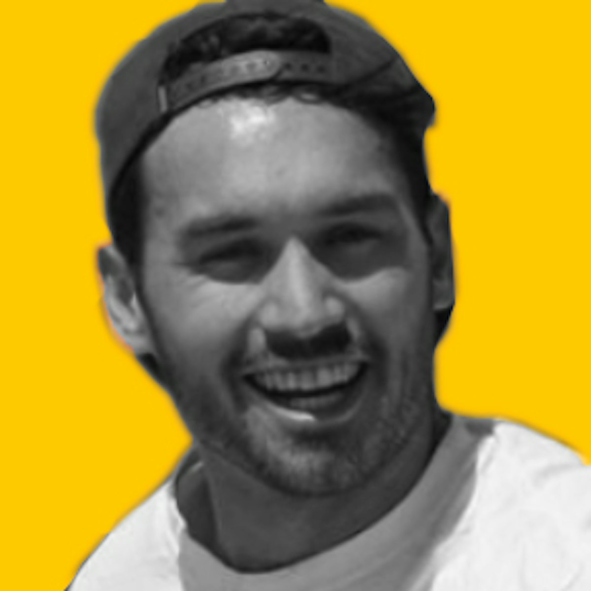 Homme souriant largement avec une casquette sur un portrait avec un fond jaune Tête d'homme souriant largement avec une casquette sur fond jaune