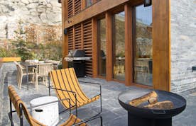 Baqueira Beret location - Chalet Timok  - A wooden deck with a table and chairs.