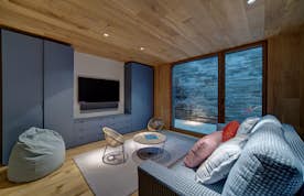 Baqueira Beret alojamiento - Chalet Enza - A room with bunk beds and a couch.
