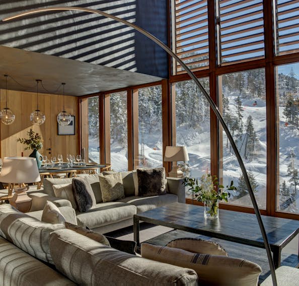 Baqueira Beret alojamiento - Chalet Enza - A living room with large windows overlooking a snowy mountain.