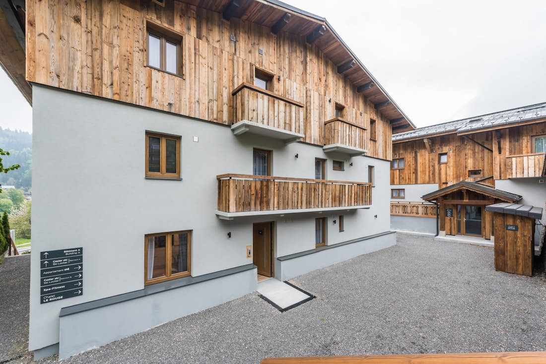 Outside view mountain chalet hotel services apartment Sugi Morzine