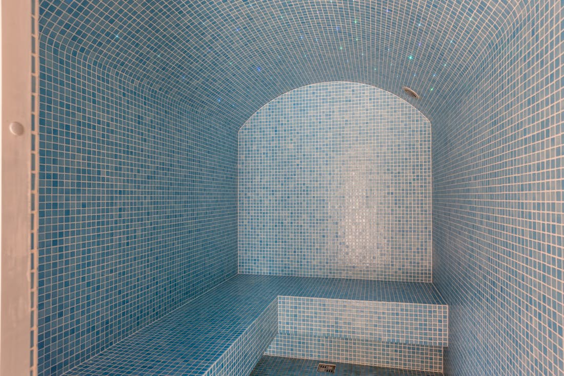 Hammam mosaïque bleue appartement familial Ayan Morzine