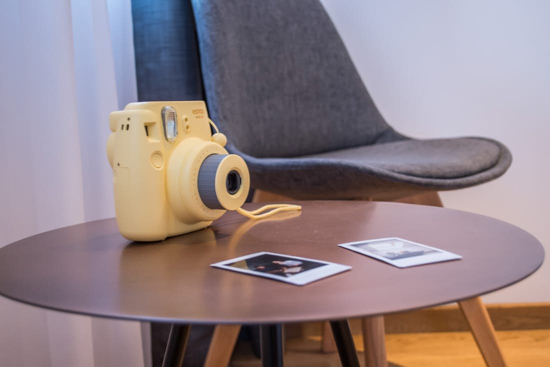 Morzine location - Appartement Agba - Polaroid jaune sur une table en bois dans l'appartement de luxe Agba à Morzine