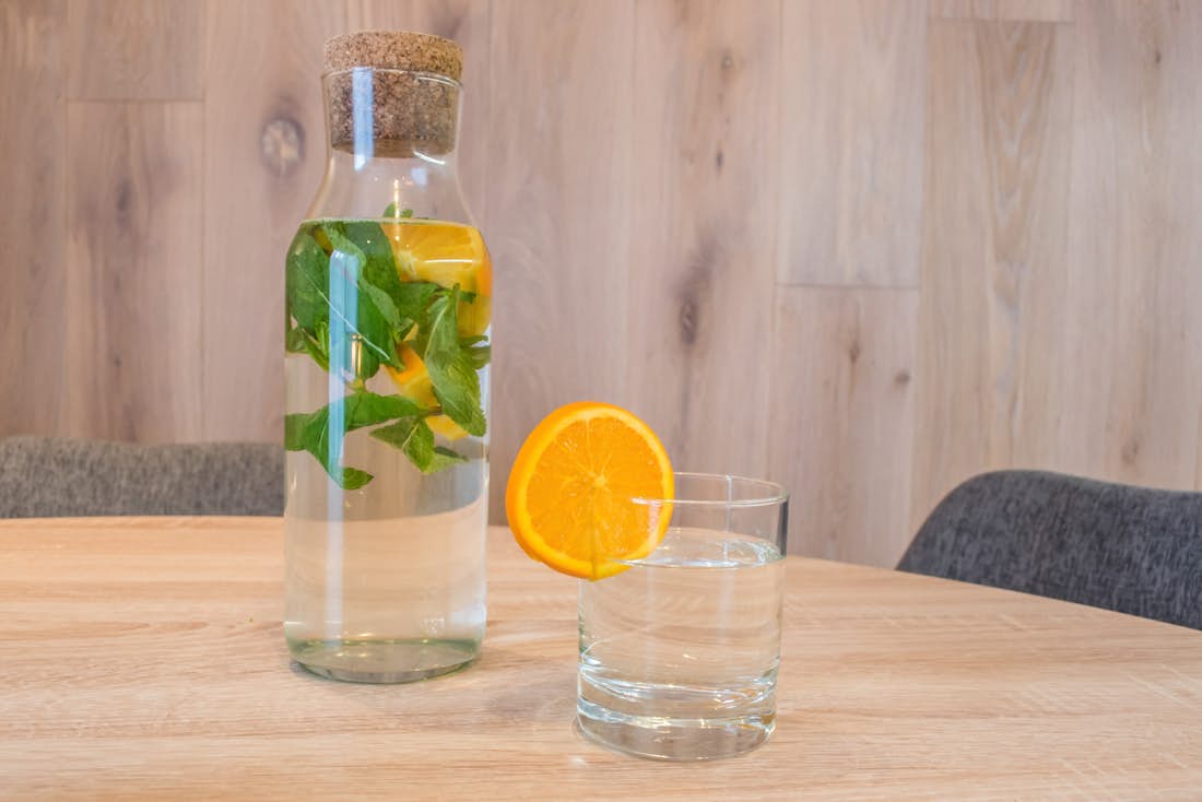 Morzine location - Appartement Meranti - Carafe d'eau avec oranges et menthe dans l'appartement de luxe Meranti à Morzine