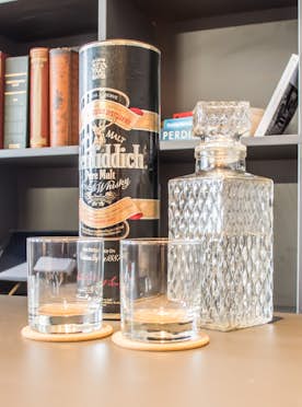 Morzine accommodation - Apartment Lovoa - bottle Glenfiddich whiskey glasses