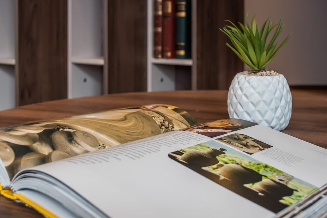 Morzine location - Appartement Catalpa - Un livre sur la poterie dans l'appartement de luxe familial Catalpa à Morzine