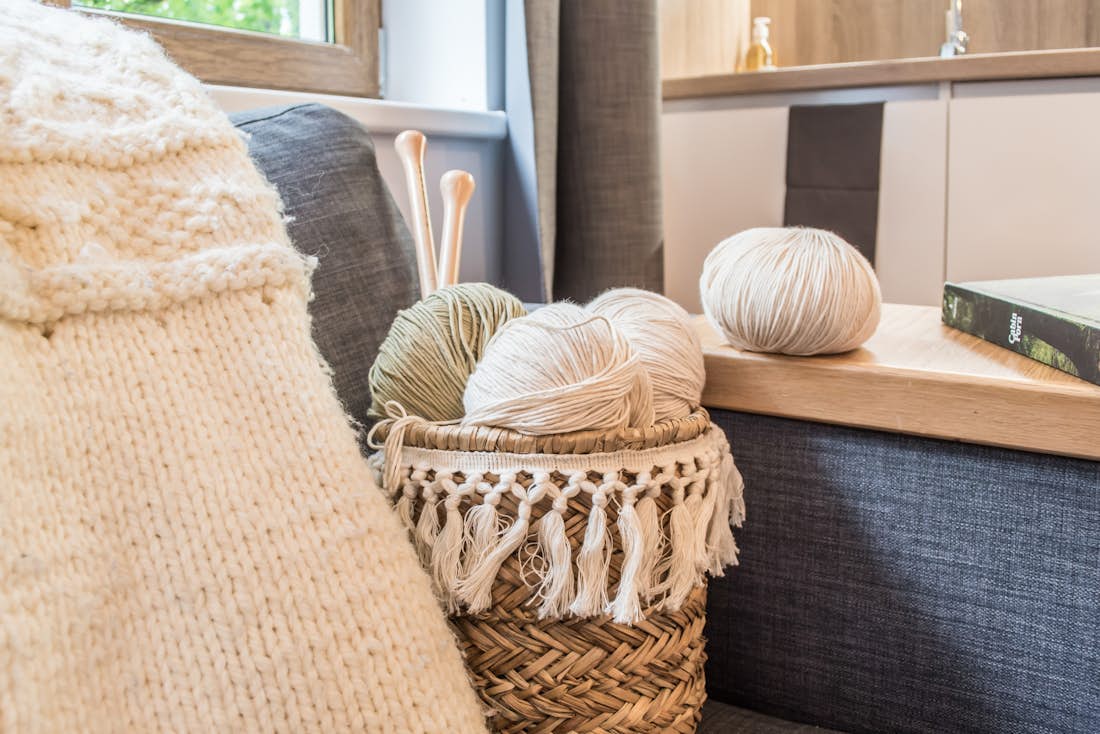 Morzine location - Appartement Ipê - Panier rempli de pelotes de laine dans le salon de l'appartemet Ipe à Morzine