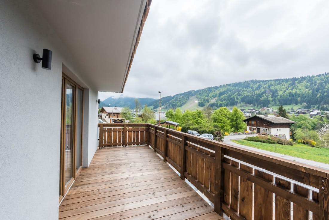 Morzine accommodation - Apartment Ayan - The wooden terrasse with mountain views over the Alps at the ski apartment Ayan in Morzine