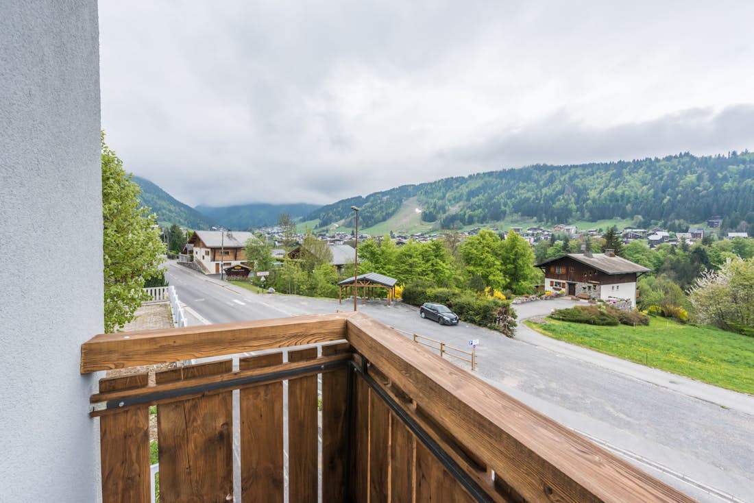 Morzine accommodation - Apartment Sugi - A wooden terrace with mountain views over the Alps at the luxury hotel services apartment Sugi in Morzine