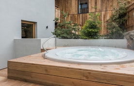 Outdoor wooden hot tub hotel services apartment Catalpa Morzine