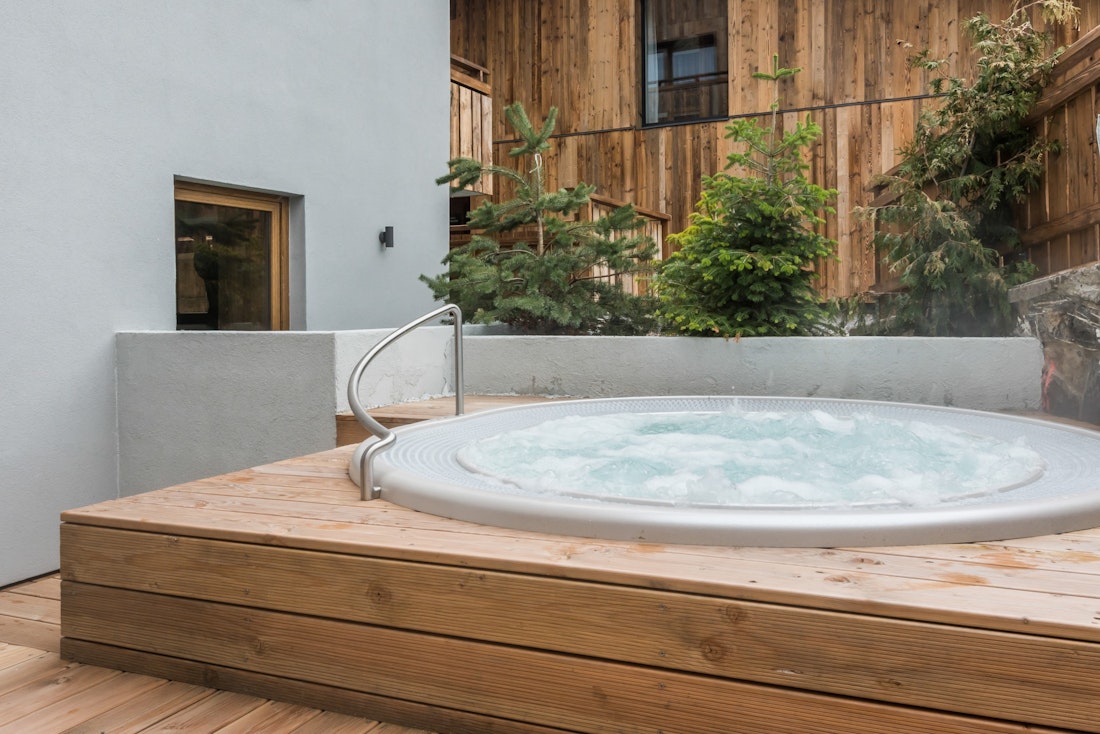Outdoor wooden hot tub hotel services apartment Ipê Morzine