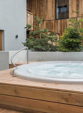 Outdoor wooden hot tub ski apartment Ayan Morzine