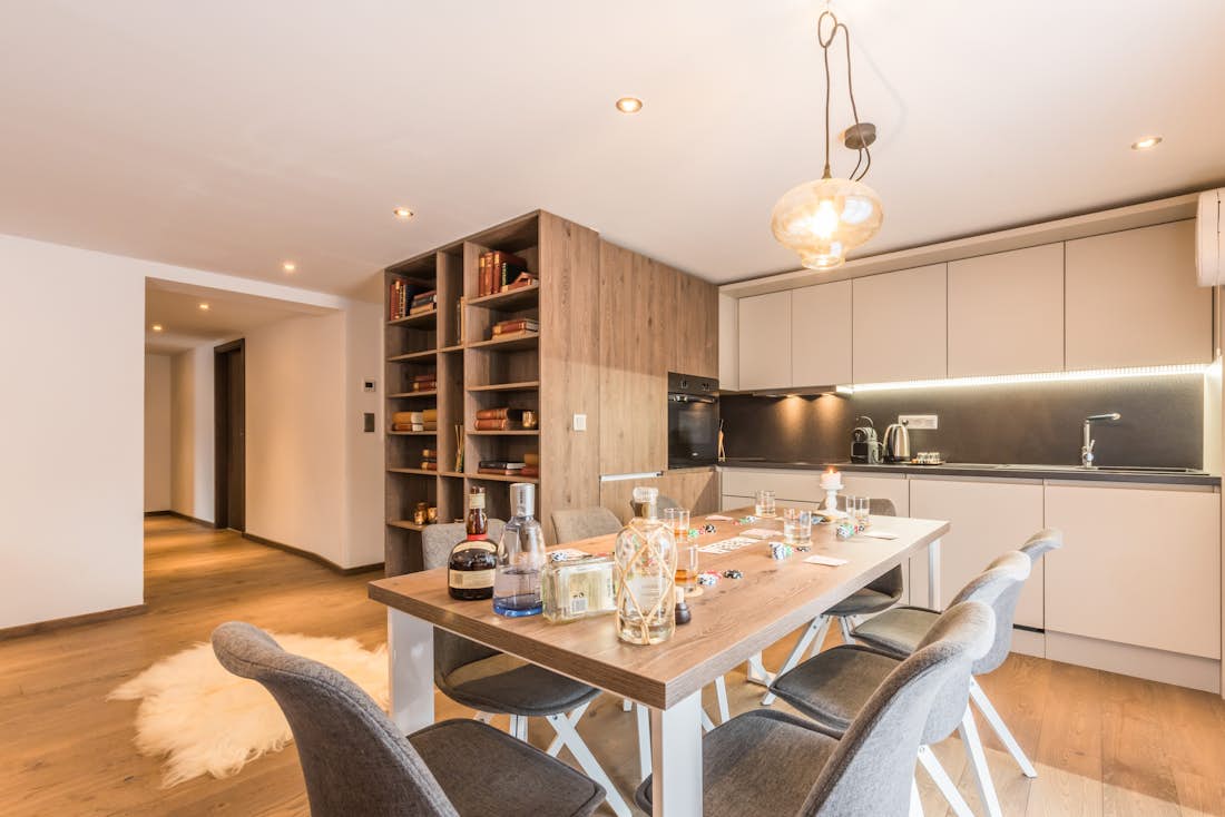 Cuisine design bois équipée appartement de luxe familial Sugi Morzine