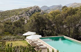 Majorque location - Can Tramuntana - A swimming pool surrounded by trees and bushes.