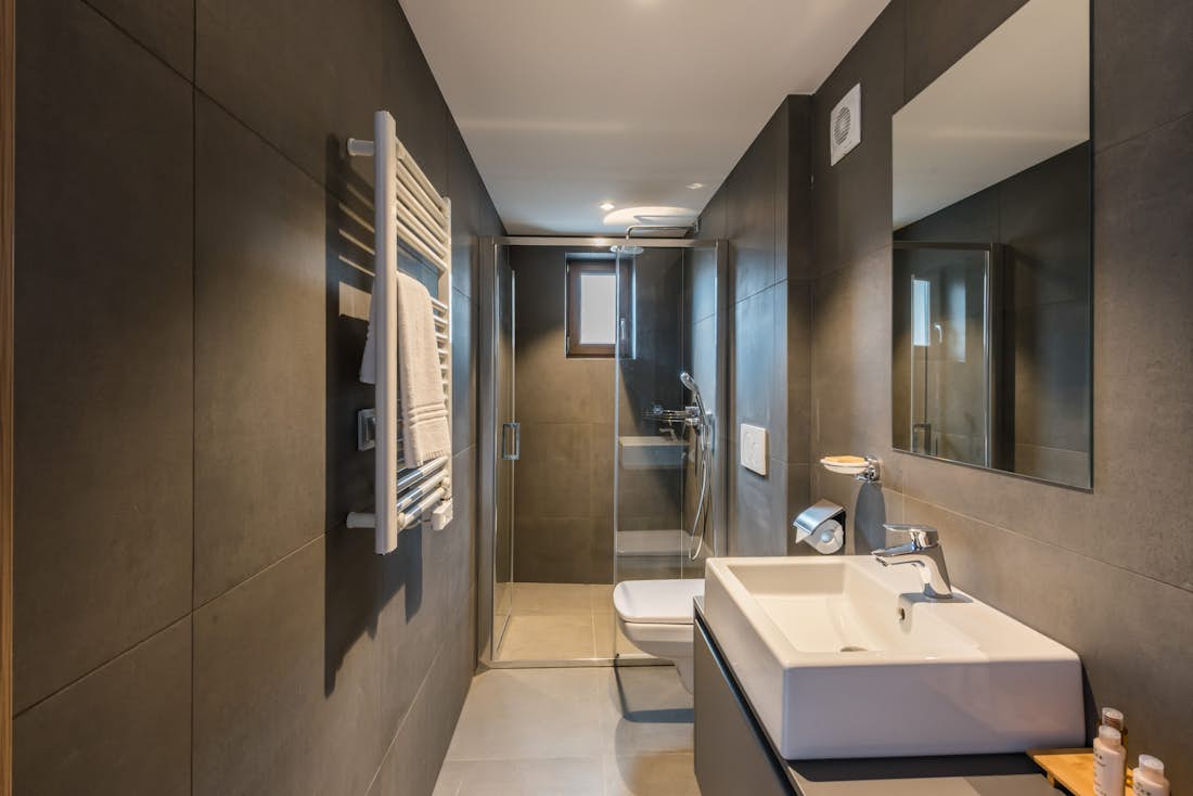 Salle de bain moderne douche à l'italienne appartement eco-responsable Ayan Morzine