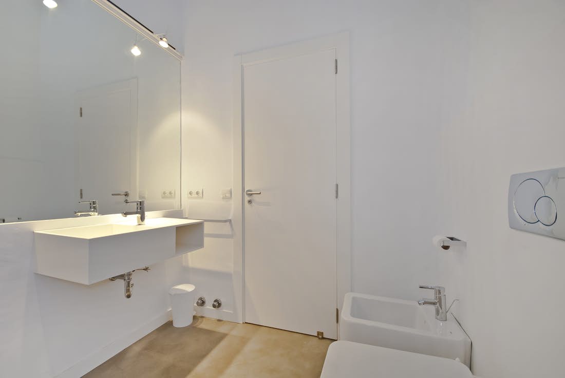 Mallorca accommodation - Villa H20 - Modern bathroom with walk-in shower at sea view villa H2O in Mallorca