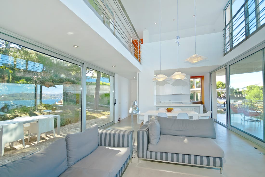 Mallorca alojamiento - Villa H20 - Spacious seaside living room in mediterranean view villa H2O in Mallorca