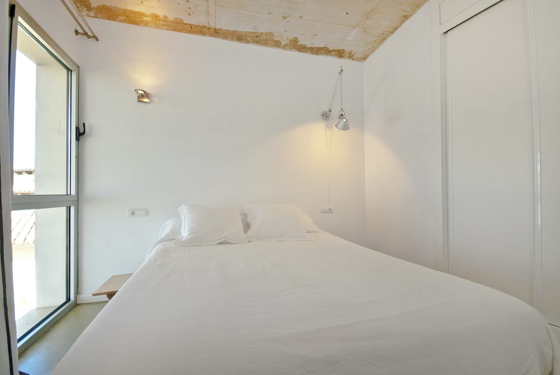 Chambre double moderne salle de bain vue sur la mer villa H2O de luxe familial Mallorca