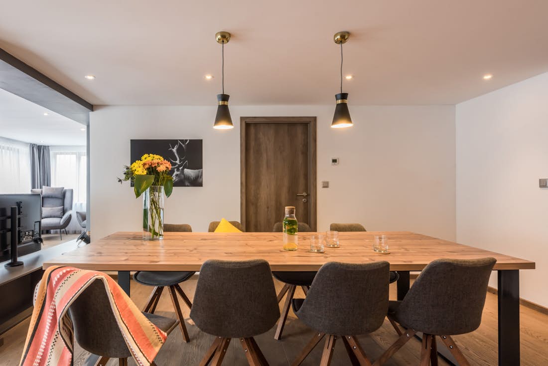 Salle à manger moderne appartement de luxe avec services hôteliers Ayan Morzine