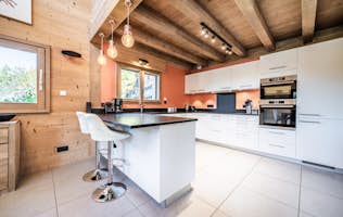 Morzine location - Chalet Jaji - Une salle à manger contemporaine dans le chalet de luxe Nelcôte famille à Morzine Morzine location - Chalet Jaji - Salle à manger contemporaine chalet de luxe famille Nelcôte Morzine