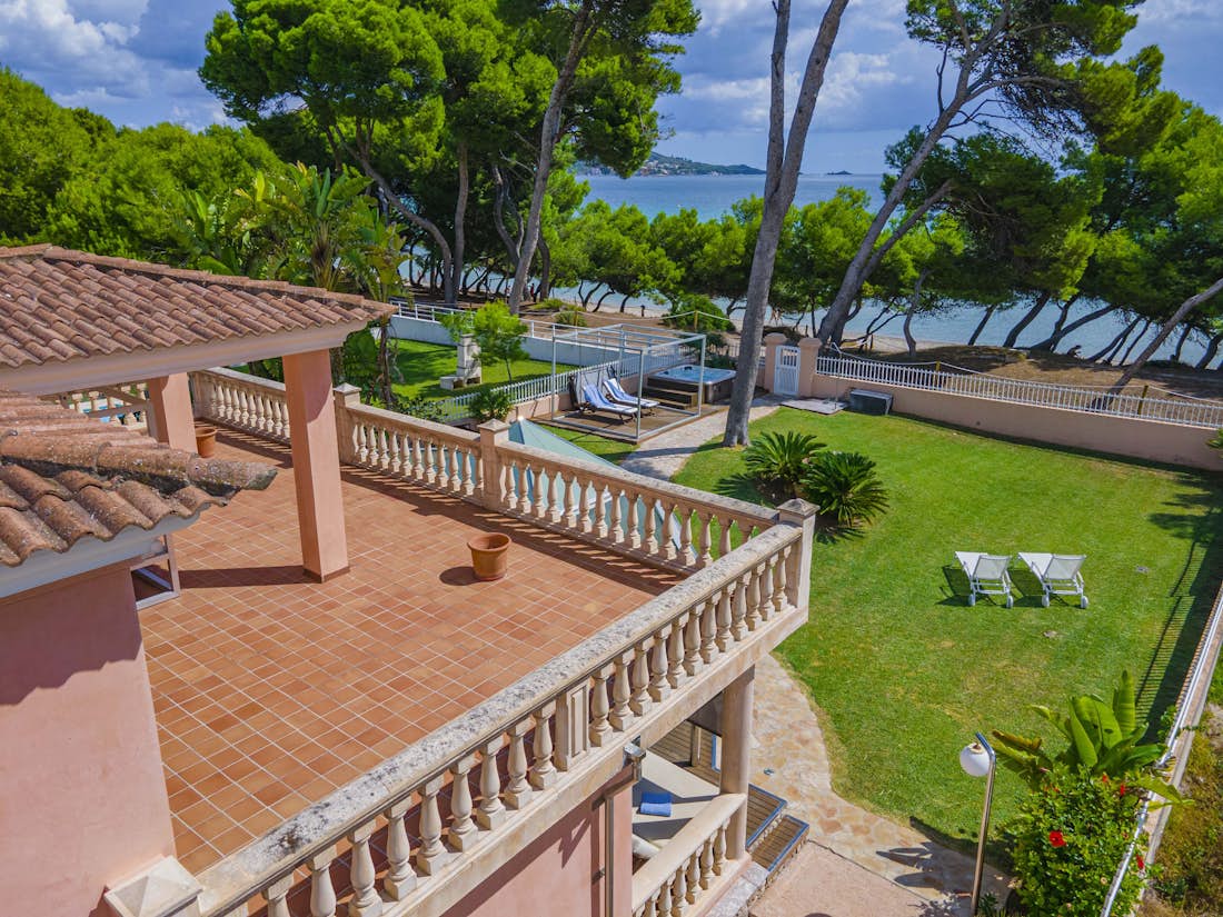 Mallorca alojamiento - Villa Oliva Beach  - spacious garden with beach access at villa Oliva Beach in Mallorca