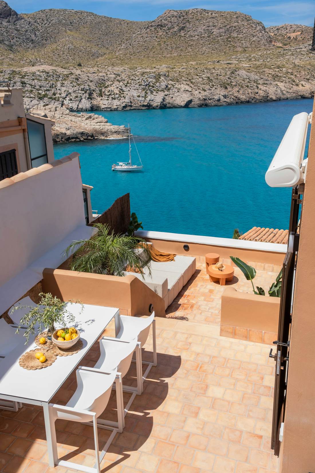 Mallorca alojamiento - Cala Carbo - Amplio y moderno salón frente al mar en  Villa Cala Carbo con vistas al mar en Mallorca