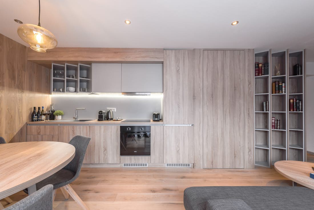Morzine location - Appartement Meranti - Une cuisine contemporaine équipée dans l'appartement de luxe Meranti familial à Morzine