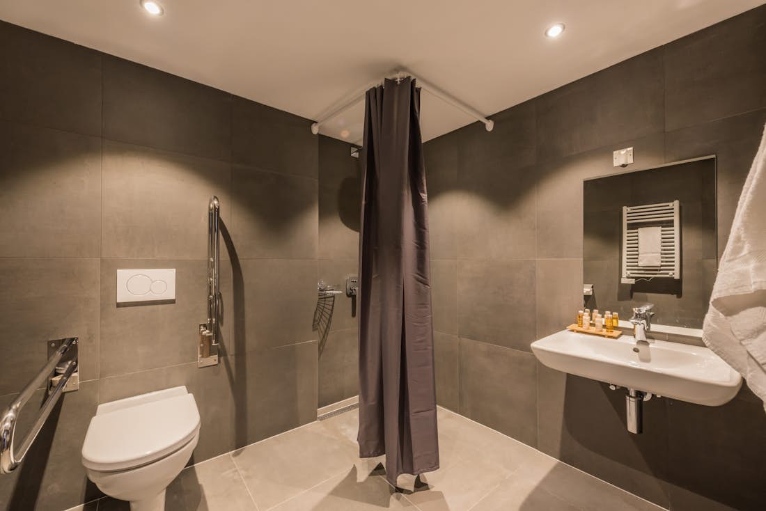 Morzine location - Appartement Ayan - Une salle de bain moderne avec une douche à l'italienne dans l'appartement avec services hôteliers Ayan à Morzine