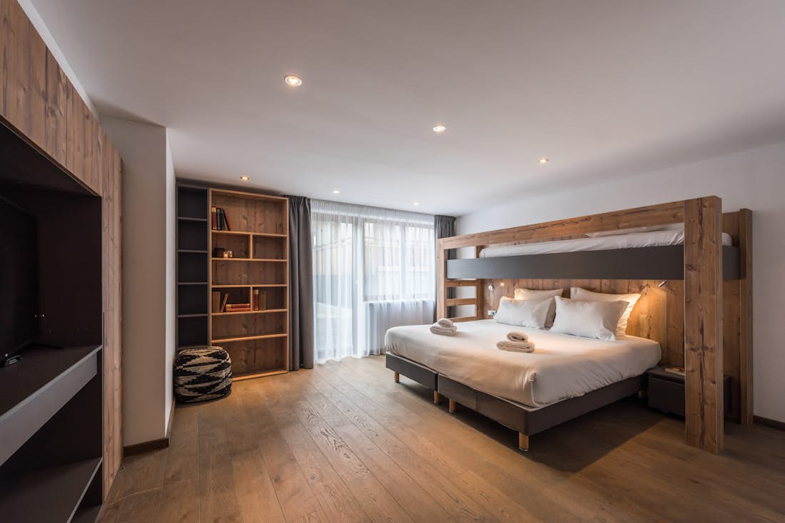 Chambre double chaleureuse mezzanine salle de bain appartement avec services hôteliers Ayan Morzine