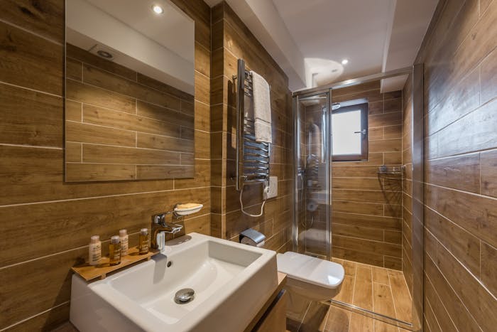 Design bathroom walk-in shower ski apartment Meranti Morzine