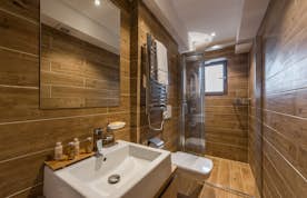 Salle de bain moderne douche à l'italienne appartement familial Meranti Morzine