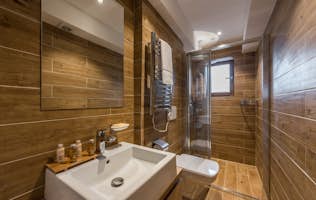 Morzine accommodation - Apartment Meranti - Design bathroom walk-in shower ski apartment Meranti Morzine