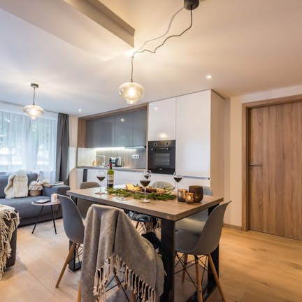 Salle à manger moderne appartement de luxe familial Ipê Morzine