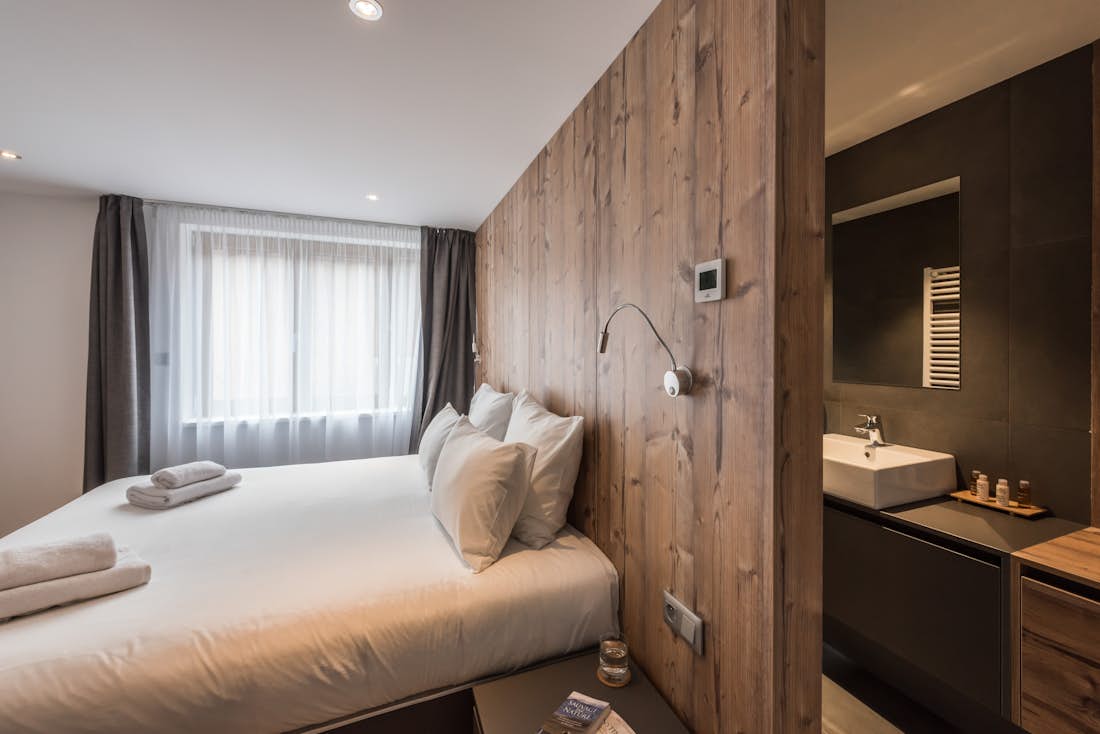 Morzine location - Appartement Ayan - Une chambre double chaleureuse avec une salle de bain dans l'appartement eco-responsable Ayan à Morzine