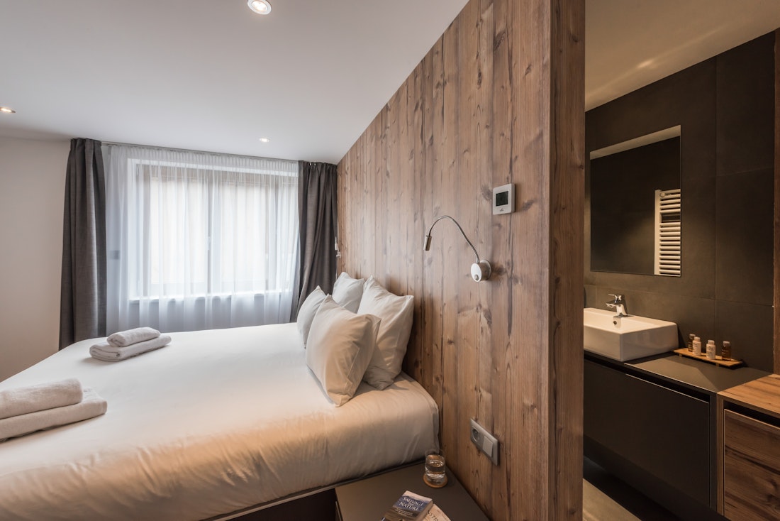 Luxury double ensuite bedroom ski apartment Ayan Morzine