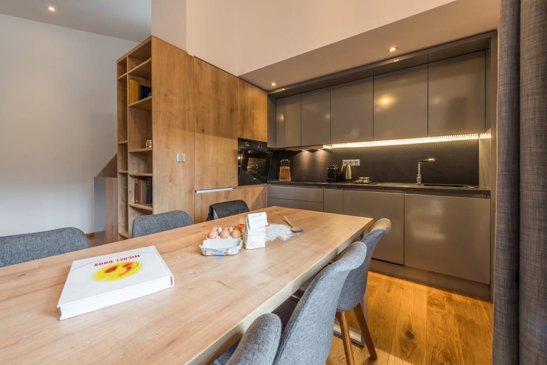 Morzine location - Appartement Agba - Une cuisine design en bois équipée dans l'appartement de luxe Agba familial à Morzine