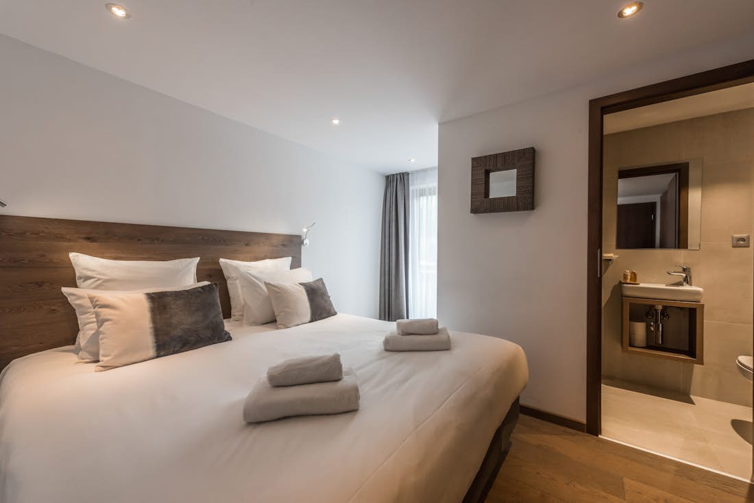 Luxury double ensuite bedroom private bathroom hotel services apartment Sugi Morzine