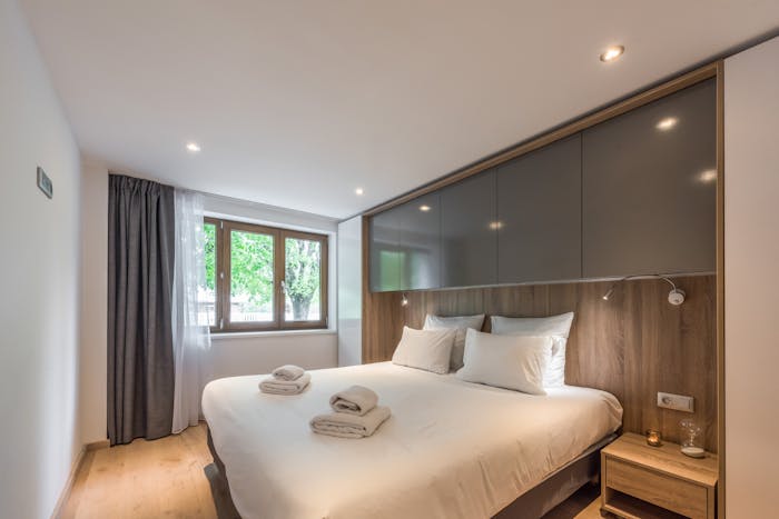 Chambre double confortable nombreux placards vue paysage appartement services hôteliers Ipê Morzine