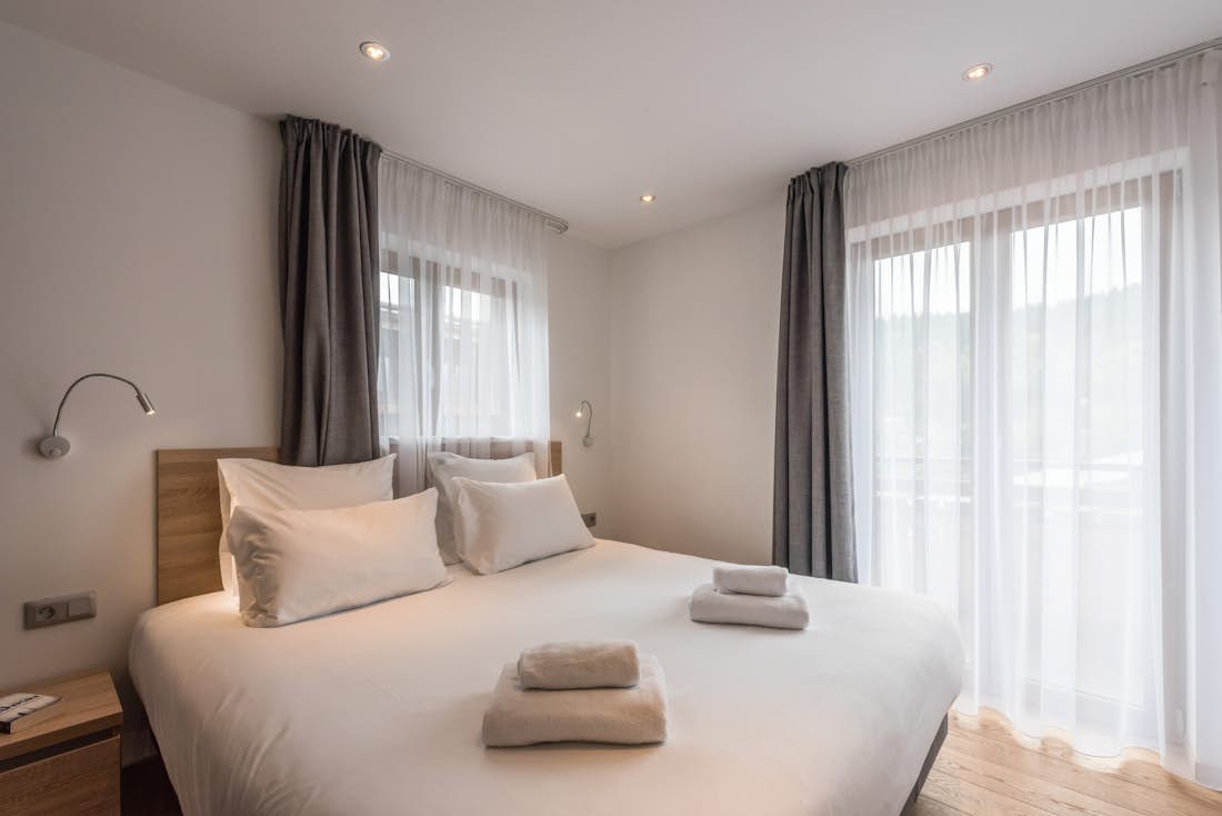 Morzine accommodation - Apartment Meranti - Spacious double bedroom at ski apartment Meranti in Morzine