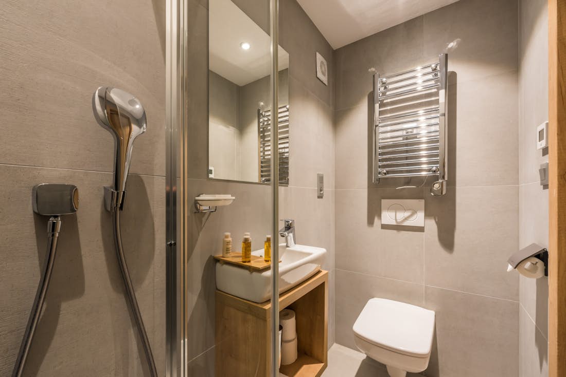 Morzine location - Appartement Agba - Une salle de bain moderne avec une douche à l'italienne dans l'appartement familial Agba à Morzine