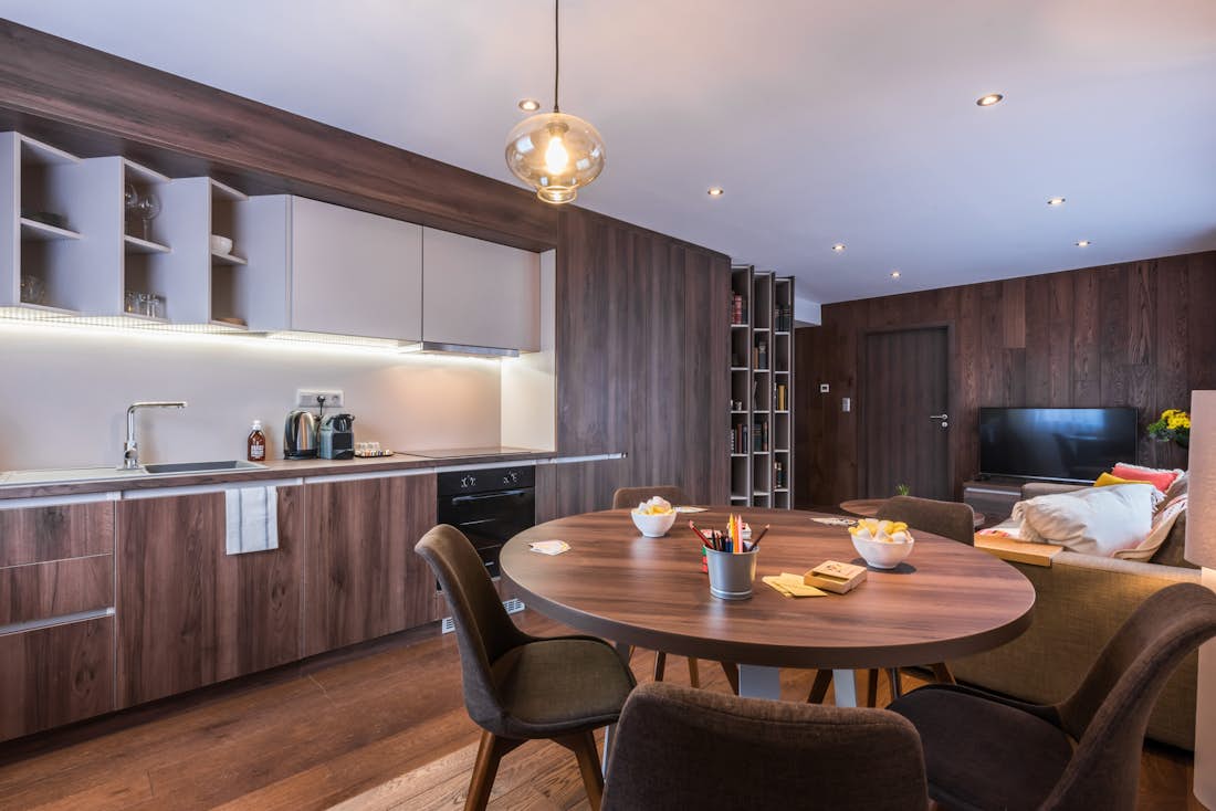 Morzine location - Appartement Catalpa - Une cuisine contemporaine en bois équipée dans l'appartement de luxe Catalpa familial à Morzine