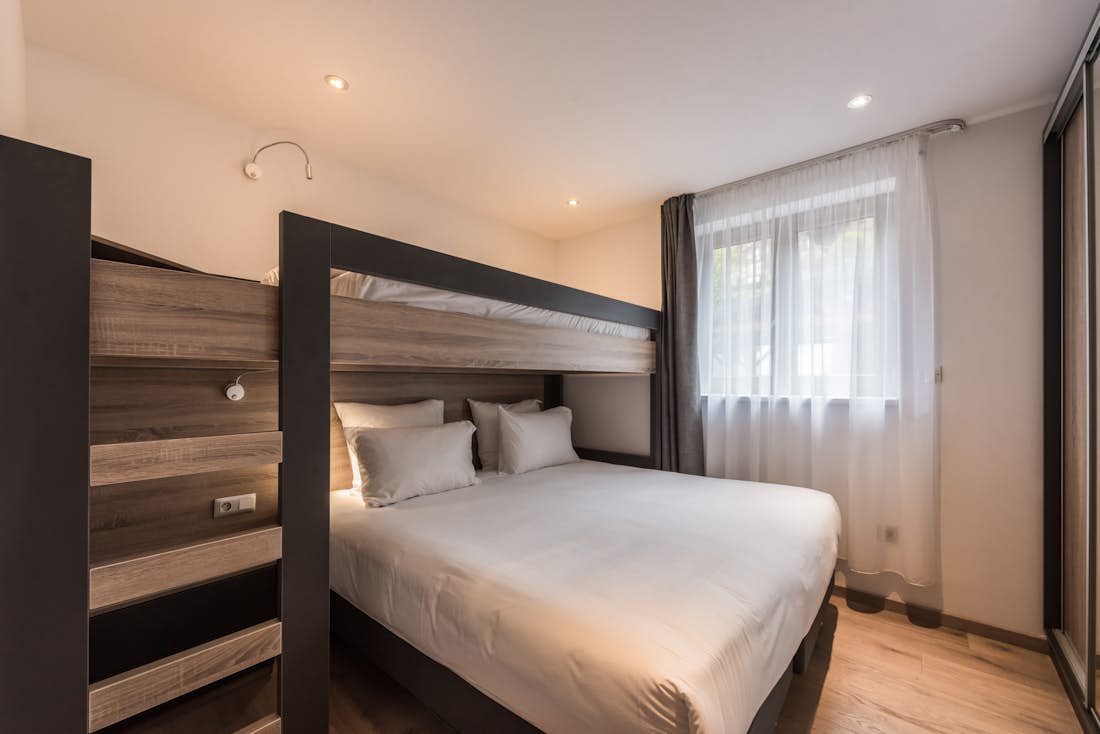 Morzine location - Appartement Lovoa - Chambre double moderne avec un lit superposé dans appartement Lovoa à Morzine