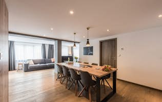Chamonix alojamiento - Apartamento Ayan - Wooden dining table at Ayan accommodation in Morzine