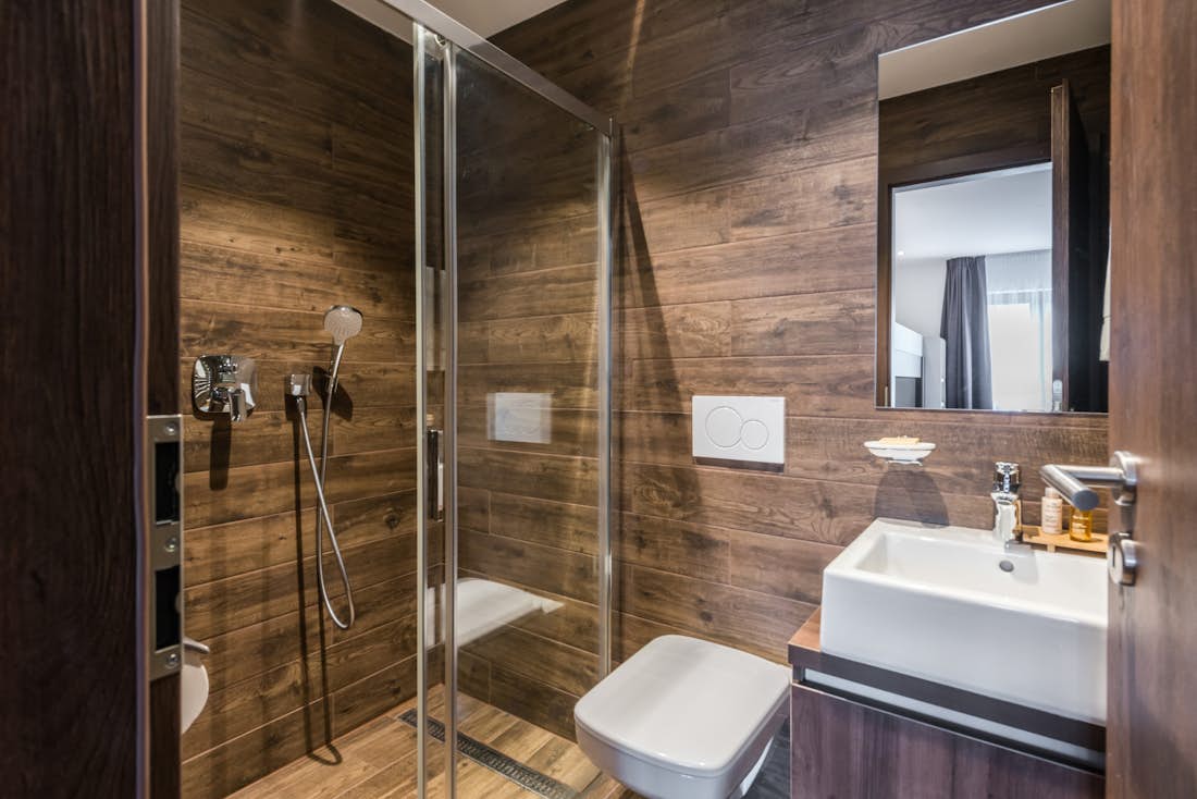 Morzine accommodation - Apartment Catalpa - Contemporary bathroom with walk-in shower at ski apartment Catalpa in Morzine
